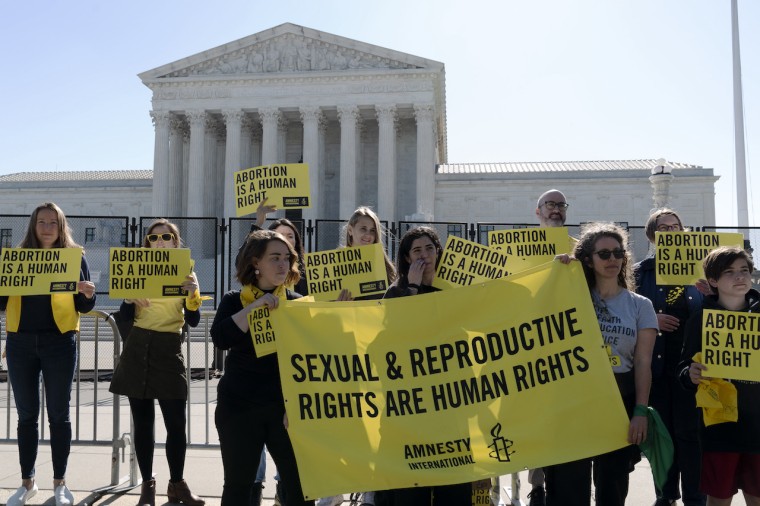 Activistas a favor del aborto protestaron frente a la Corte Suprema en Washington D.C. este miércoles 11 de mayo. Un borrador de opinión de la corte sugiere que esta podría anular la sentencia Roe v. Wade, que consagró el derecho constitucional al aborto hace casi 50 años.