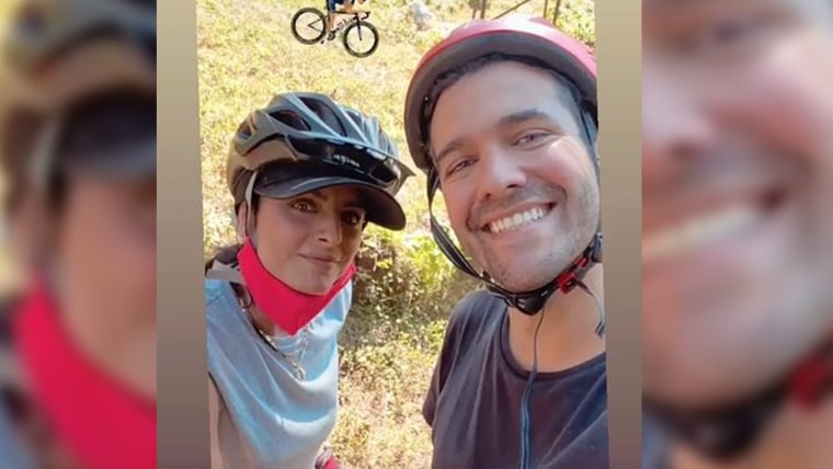 Ailsinn Derbez y Jonathan Kubben  dieron un divertido paseo en bicicleta.