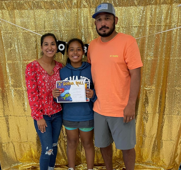 Alexandria Aniyah Rubio, con sus padres, celebrando sus logros escolares. La pequeña murió este martes en su escuela.