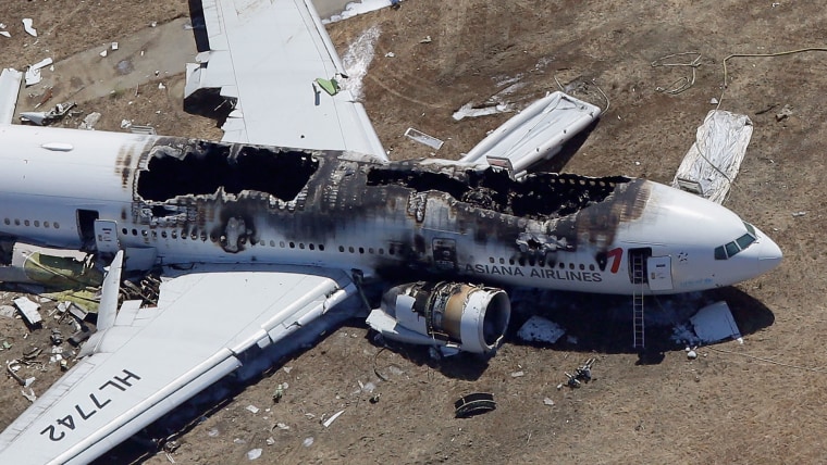 Los restos del avión Boeing 777 tras un aterrizaje forzoso en el Aeropuerto Internacional de San Francisco el 6 de julio de 2013 en San Francisco, California.