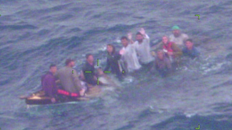 Los inmigrantes que intentan cruzar el Estrecho de Florida son, en su mayoría, cubanos o haitianos. En esta imagen de la Guardia Costera se observa a inmigrantes cubanos en una embarcación que se hunde, el 3 de febrero de 2022, a unas 40 millas de Key Largo, Florida.