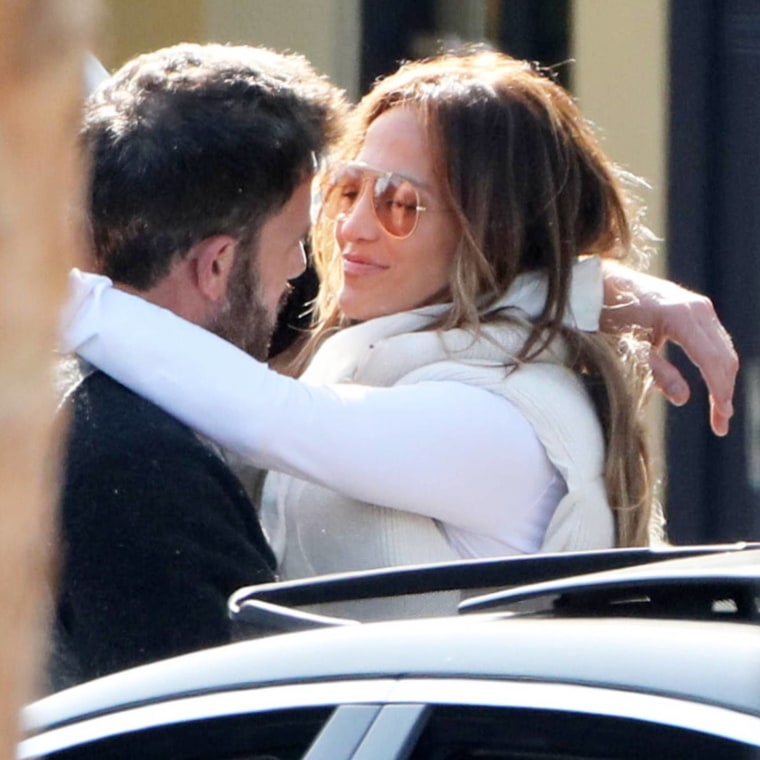 Ben Affleck y Jennifer Lopez abrazados
