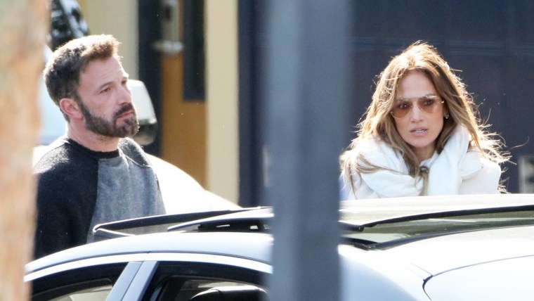 Ben Affleck con Jennifer Lopez, a punto de subir a su auto