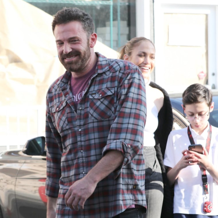 Ben Affleck con Jennifer Lopez y su hijo Max, en Los Ángeles, California.