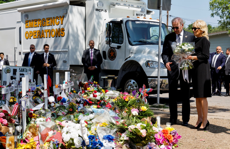 El presidente, Joe Biden, y la primera dama, Jill Biden, quien sostiene un ramo de 21 flores blancas, presentan sus respetos en el monumento conmemorativo de la Escuela Primaria Robb.