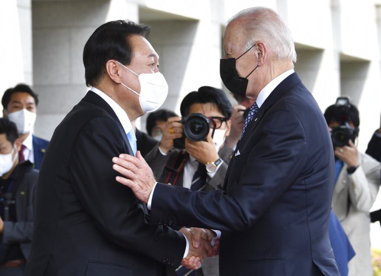 El presidente de Corea del Sur, Yoon Suk Yeol, a la izquierda, y el presidente de Estados Unidos, Joe Biden, el sábado 21 de mayo de 2022, en Seúl, Corea del Sur. 