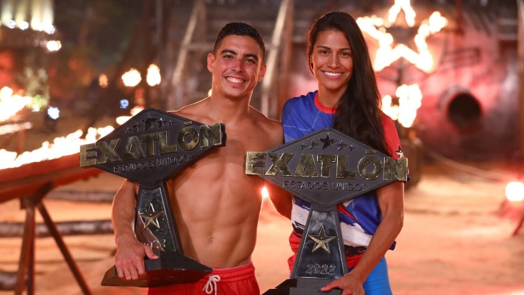 Briadam Herrera y Susana Abúndiz con su trofeo de ganadores de la sexta temporada de 'Exatlón Estados Unidos', sexta temporada