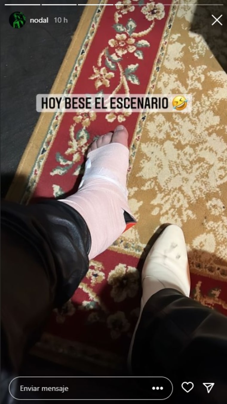 Christian Nodal muestra su pie vendado después de su show en Guatemala