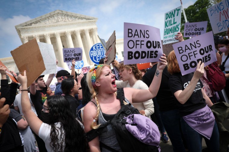 Activistas proaborto y antiaborto se enfrentan frente al edificio de la Corte Suprema de Estados Unidos el 03 de mayo de 2022 en Washington, DC.