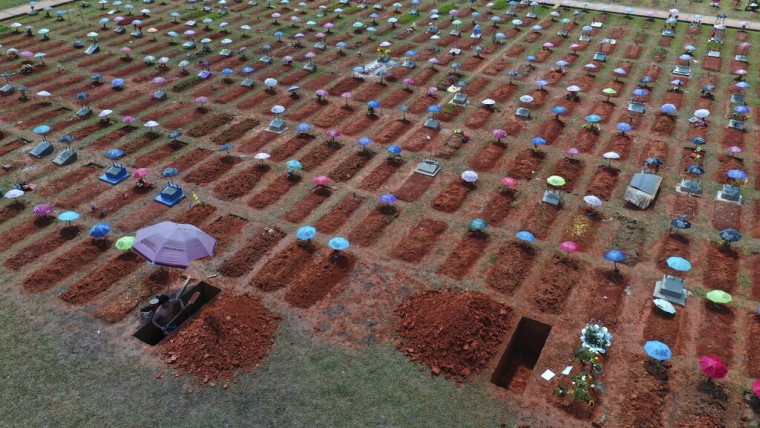 Un trabajador cava una tumba en el cementerio de San Juan Bautista en Iquitos, Perú, en mayo de 2022, en medio de la pandemia de COVID-19.