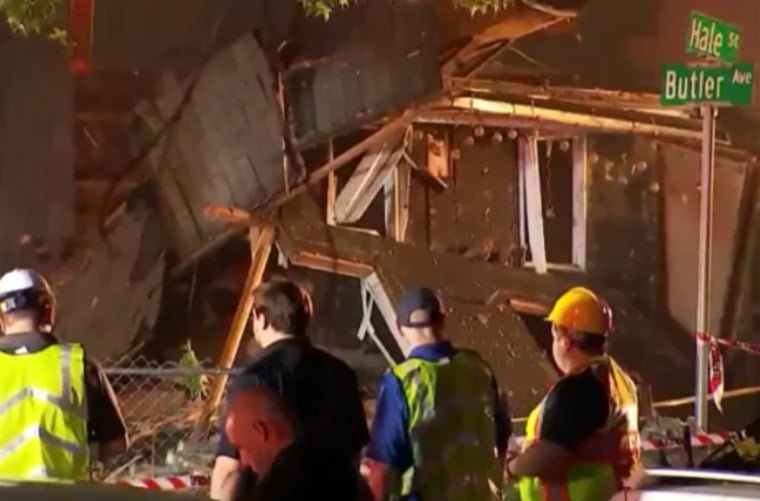 Personal de emergencia cerca de la escena de la explosión de una casa en Pottstown, Pennsylvania, el jueves.