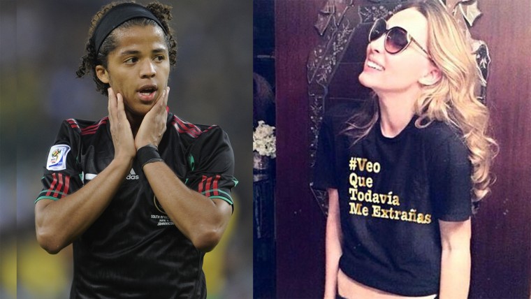 Giovani Dos Santos; Belinda, con camiseta con la frase "Veo todavía me extrañas'.