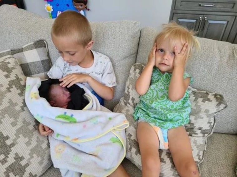 Todos en la familia Skaats están encantados con su nuevo hermanito; aunque la más pequeña (a la derecha) está un poco disgustada por perder su lugar como la bebé de la familia.