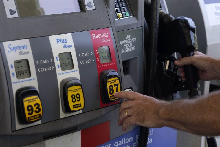 Un cliente echa combustible a su automóvil en una gasolinera Exxon, el martes 10 de mayo de 2022, en Miami.