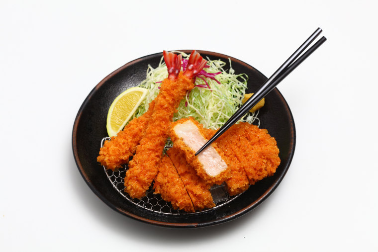 天ぷらの食品サンプルは、レモンのくさびや緑豆の芽など、皿に期待するすべてのものを詳しく説明しています。 