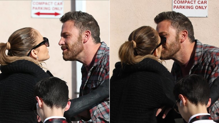 Jennifer Lopez y Ben Affleck en pleno beso, y en compañía de Max, uno de los mellizos de la cantante.