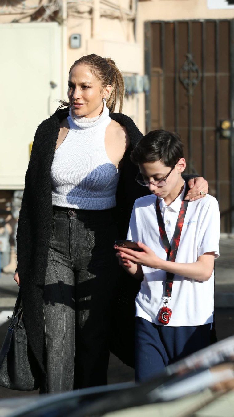 Jennifer Lopez y su hijo Max afuera del restaurante Tacos Tu Madre, en Los Ángeles, California.