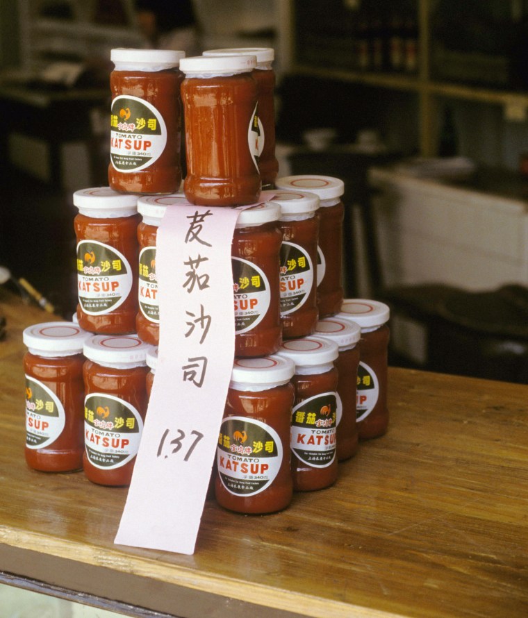 Hangzhou (China). Sale of ketchup pots