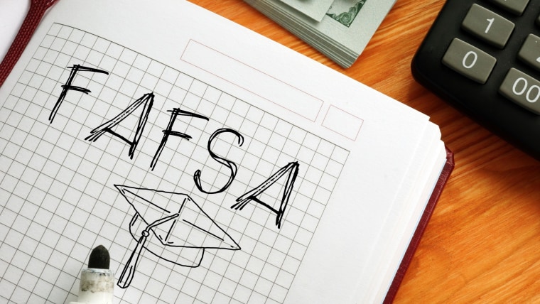 Solicitud gratuita de ayuda federal para estudiantes FAFSA se muestra en la imagen usando el texto.