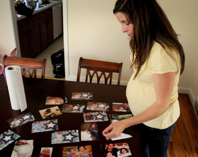 Nicole Moore mira fotos de su hijo Jacob, quien murió de síndrome de muerte súbita el 15 de octubre de 2009 cuando tenía dos meses. A partir de eso, inició con su esposo un grupo de apoyo y sin fines de lucro llamado "Esperanza con amigos".