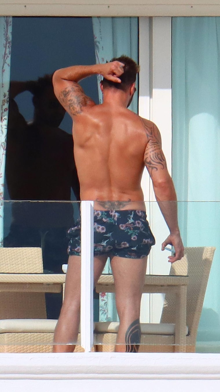 Ricky Martin dejó a la vista los tatuajes de su torso, espalda y brazos, mientras tomaba el sol en el balcón de su hotel en Cannes, Francia.