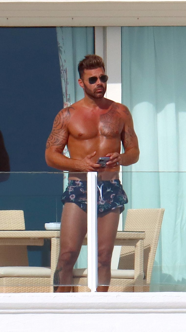 Ricky Martin sin camisa, tomando el sol en el balcón del hotel donde se hospeda en Cannes.