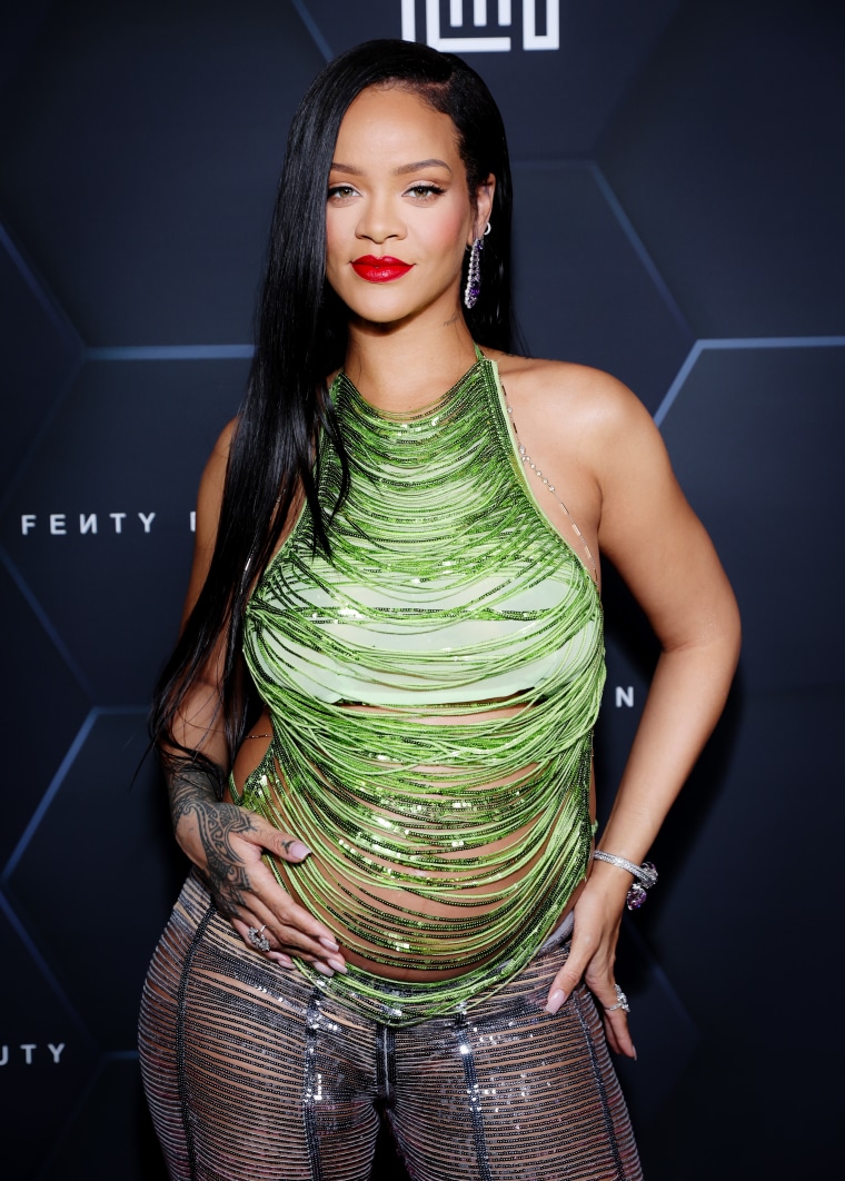 Rihanna durante un evento de sus marcas de productos de belleza Fenty Beauty & Fenty Skin.