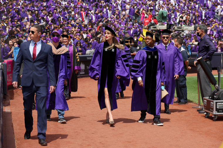 Taylor Swift Delivers New York University 2022 Commencement Address