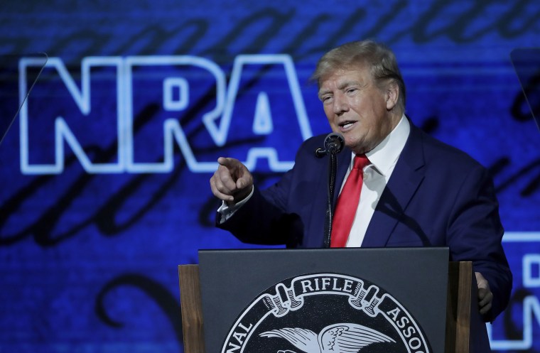 El expresidente Donald Trump habla durante el Foro de Liderazgo en la Reunión Anual de la Asociación Nacional del Rifle en el Centro de Convenciones George R. Brown el viernes 27 de mayo de 2022 en Houston.