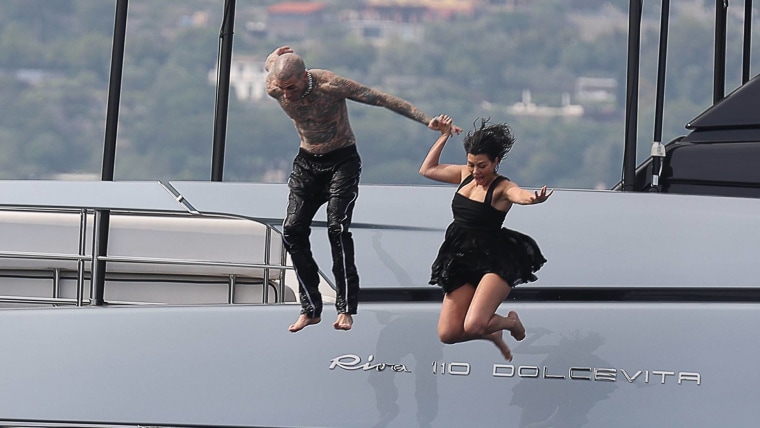 Travis Barker y Kourtney Kardashian saltando al agua desde un yate en Portofino, Italia, un día después de su boda.