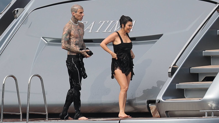 Travis Barker y Kourtney Kardashian a bordo de un yate, un día después de su boda, en Italia, Portofino.