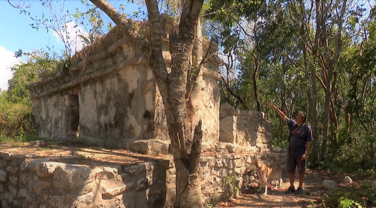 El arqueólogo Miguel Covarrubias, a la derecha, mostrando las ruinas de un templo maya en Quintana Roo, México.