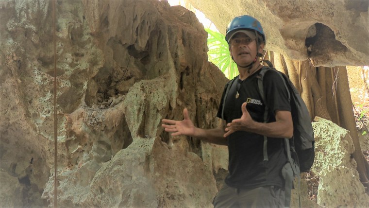 Raúl Padilla, ambientalista y guía turístico, en el complejo de cuevas Garra del Jaguar, cerca de Playa del Carmen, Quintana Roo.