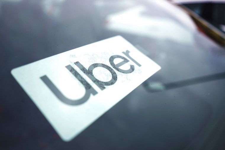 Un cartel de Uber se muestra dentro de un coche en Palatine, Illinois, el jueves 10 de febrero de 2022. 