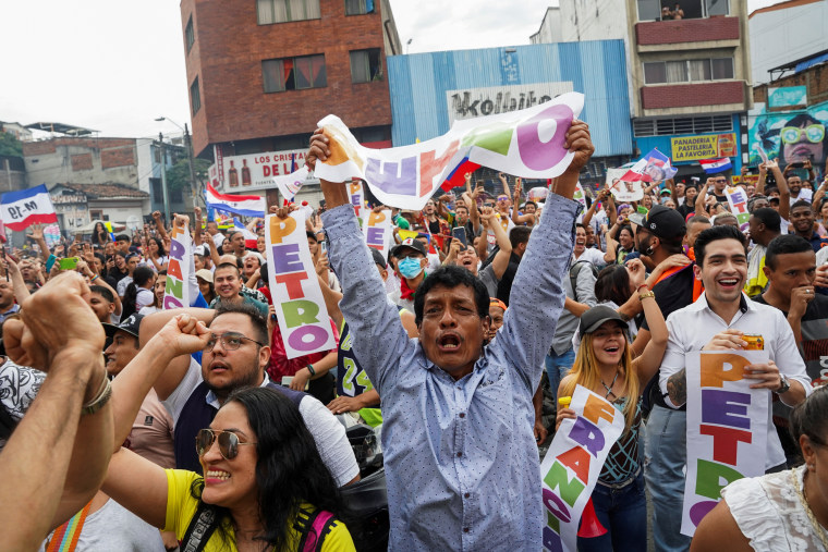 Simpatizantes celebran después de que el candidato presidencial colombiano de izquierda Gustavo Petro, de la coalición Pacto Histórico, ganara la segunda vuelta de las elecciones presidenciales, en Cali, Colombia, el 19 de junio de 2022.