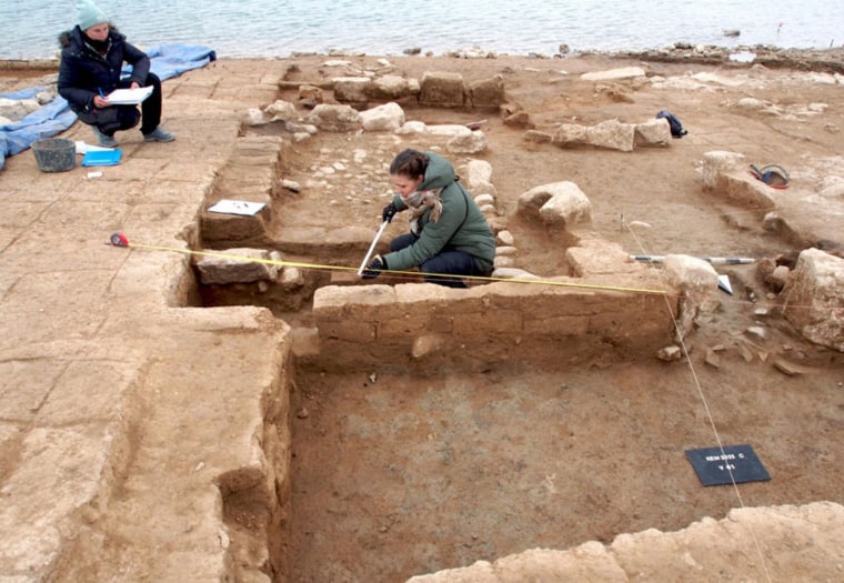 The excavated large buildings from the Mittani period are measured and archaeologically documented.