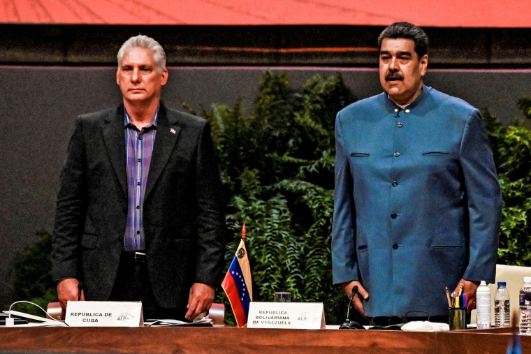 Le président cubain Miguel Diaz Canel, à gauche, et le président vénézuélien Nicolas Maduro assistent au XXIe Sommet de l'Alliance bolivarienne pour les peuples de notre Amérique-Accord commercial des peuples à La Havane le 27 mai 2022.