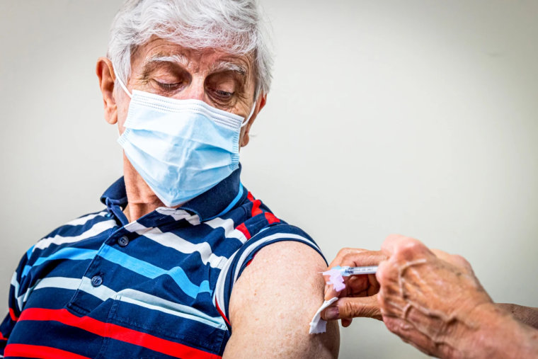 Un trabajador de la salud administra una dosis de la vacuna Novavax el 21 de marzo de 2022 en La Haya, Países Bajos.