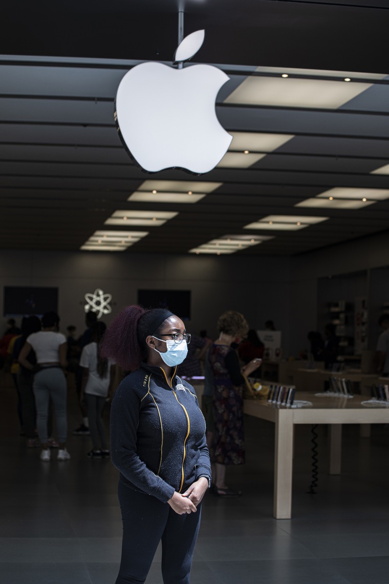 Tiawana Dugger ، 24 عامًا ، الذي يكسب حوالي 26 دولارًا في الساعة في متجر Apple في توسون ، ماريلاند.  