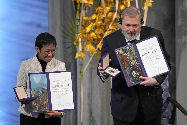 Muratov und Maria Ressa von den Philippinen während der Verleihung des Friedensnobelpreises in Oslo, Norwegen, am 10. Dezember 2021. 