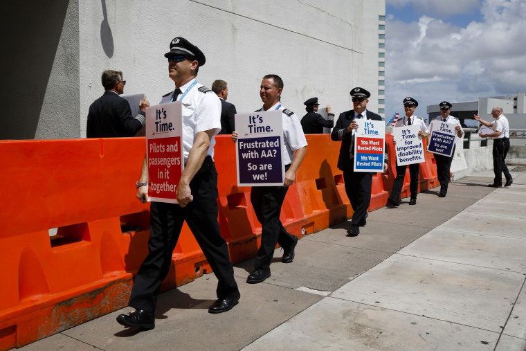 American Airlines pilots picket about contract