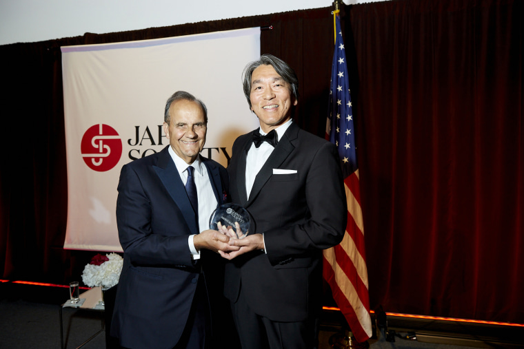 Hideki Matsui accepts the Japan Society Award, presented by legendary Yankees manager Joe Torre.
