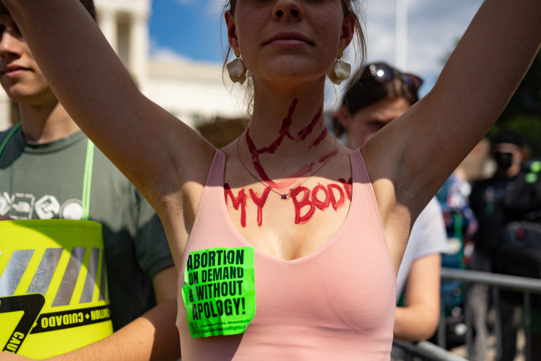 Демонстрант за правата на аборт протестира пред Върховния съд във Вашингтон на 24 юни 2022 г.