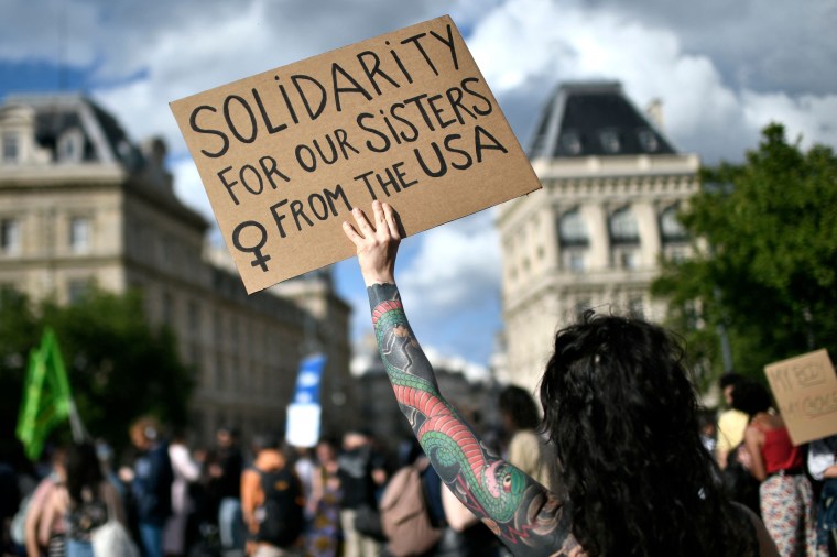 Image: Un manifestant tient une pancarte lors d'un rassemblement en faveur du droit à l'avortement dans le monde à Paris, après l'annulation de l'affaire Roe contre Wade par la Cour suprême des États-Unis, le 24 juin 2022.