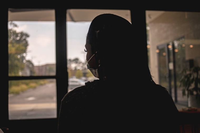 Una paciente y estudiante de derecho de 25 años se encuentra en el vestíbulo de Choices después de su procedimiento el domingo por la tarde. 