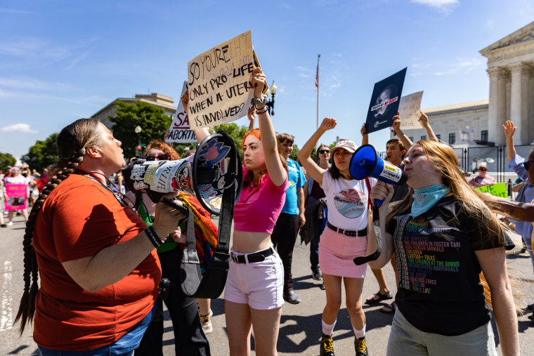 Image: Anti-abortion demonstrators and abortion rights supporters protest outside the Supreme Court on June 25, 2022.