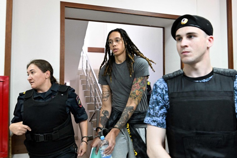 WNBA yıldızı Brittney Griner, geçen haftaki suç duyurusunun ardından Rus mahkemesine geri döndü 1 Resim: TOPSHOT-RUSYA-ABD-DİPLOMASİSİ-SEPET-MAHKEME