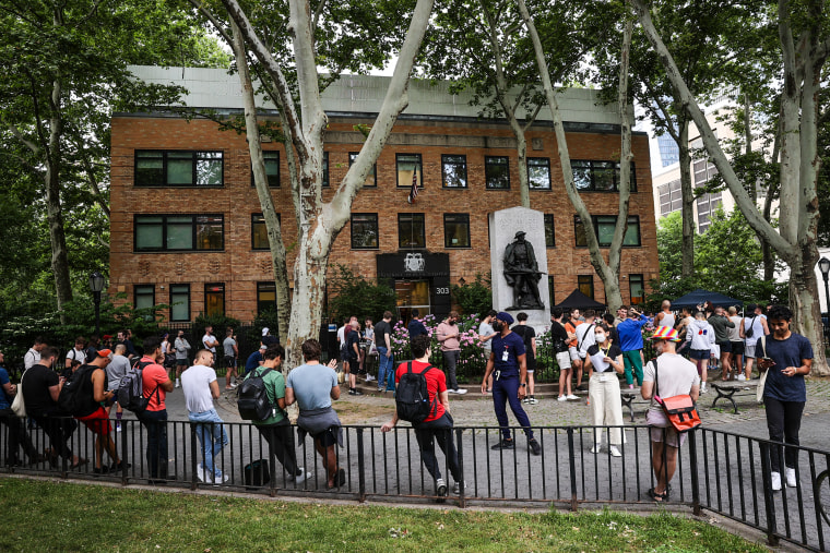 Хората се наредиха на опашка пред клиниката на Министерството на здравеопазването и психичната хигиена на 23 юни 2022 г. в Ню Йорк, докато Ню Йорк предоставя ваксини на разположение на жители, които вероятно са били изложени на маймунска шарка.