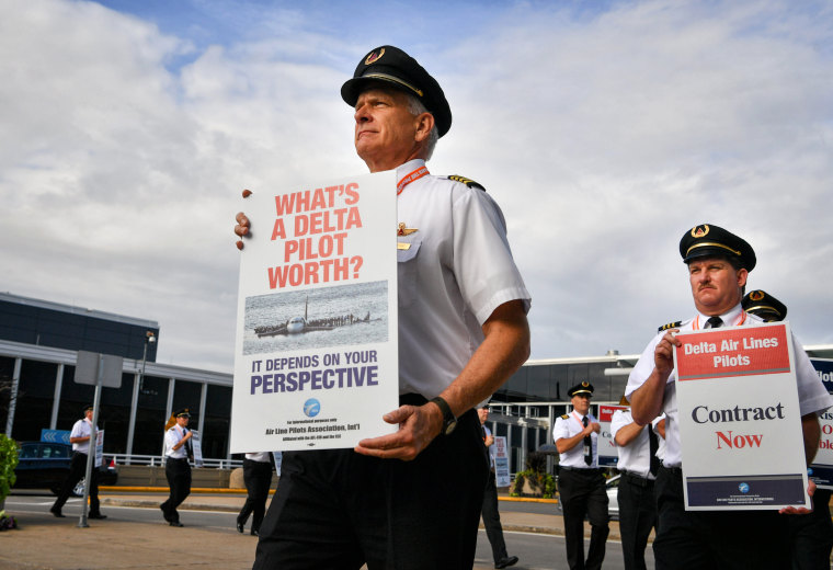 Delta Airlines pilots take part in an informational picket at Minneapolis-St. Paul International Airport on Sept. 15, 2016.