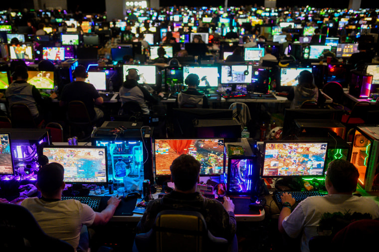 Los miembros de la comunidad de jugadores compiten durante el Insomnia Gaming Festival de cuatro días en Birmingham, Inglaterra, el 17 de abril de 2022.